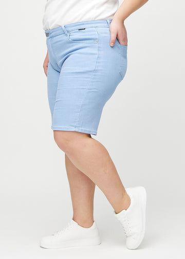 Hellblaue regular middle shorts seitlich an einem Plus-Size-Model gesehen.
