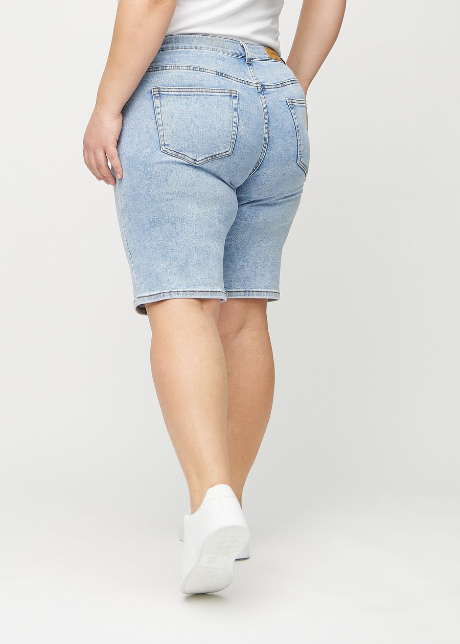 Hellblaue Denim-regular middle shorts von hinten an einem Plus-Size-Model gesehen, sodass man das gesamte Produkt sehen kann.