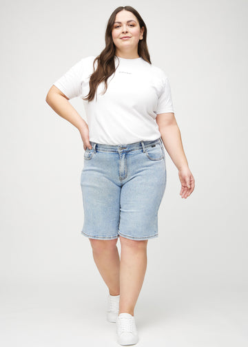 Ganzkörperbild eines Plus-Size-Models in hellblauen Denim-regular middle shorts.