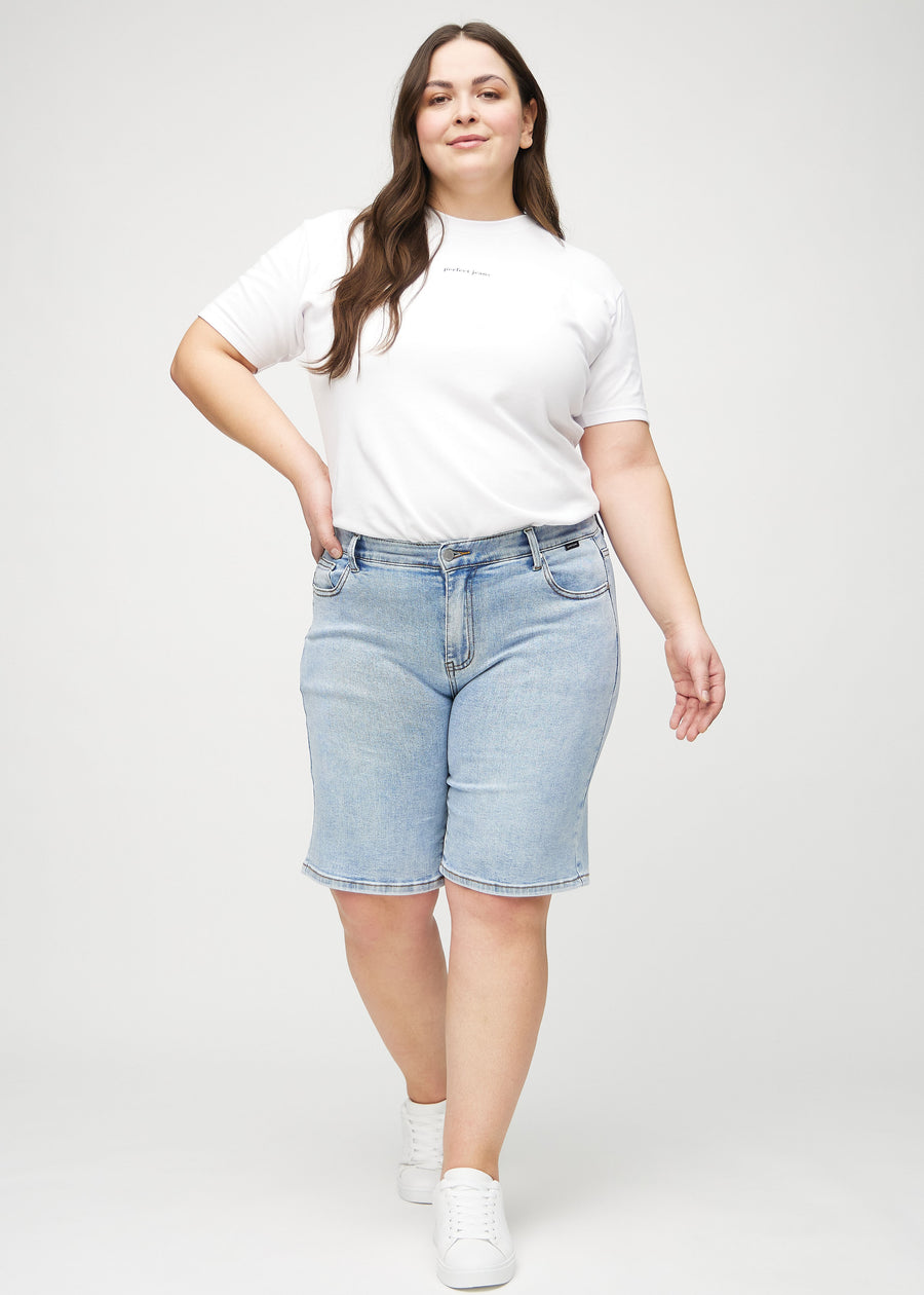 Ganzkörperbild eines Plus-Size-Models in hellblauen Denim-regular middle shorts.