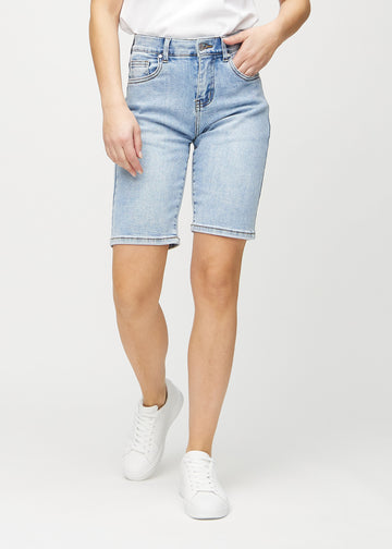 Hellblaue Denim-regular middle shorts, Modellname Waves, die am Bein gerade nach unten fallen und knapp über dem Knie enden, von vorne gesehen.