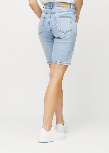 Hellblaue Denim-regular middle shorts von hinten gesehen, sodass man das gesamte Produkt sehen kann.
