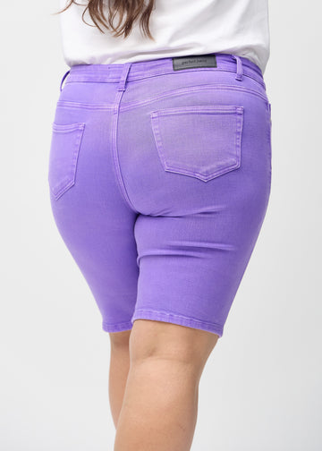 Lila skinny middle shorts von hinten aus der Nähe an einem Plus-Size-Model gezeigt, um Details zu zeigen.