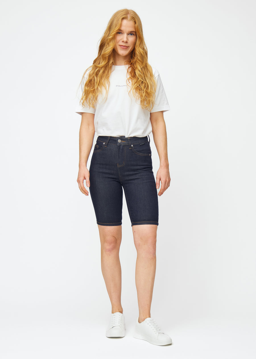 Ganzkörperbild eines Models in tief dunkelblauen Denim-Shorts für Damen in der Farbe Midnights mit Skinny-Passform.