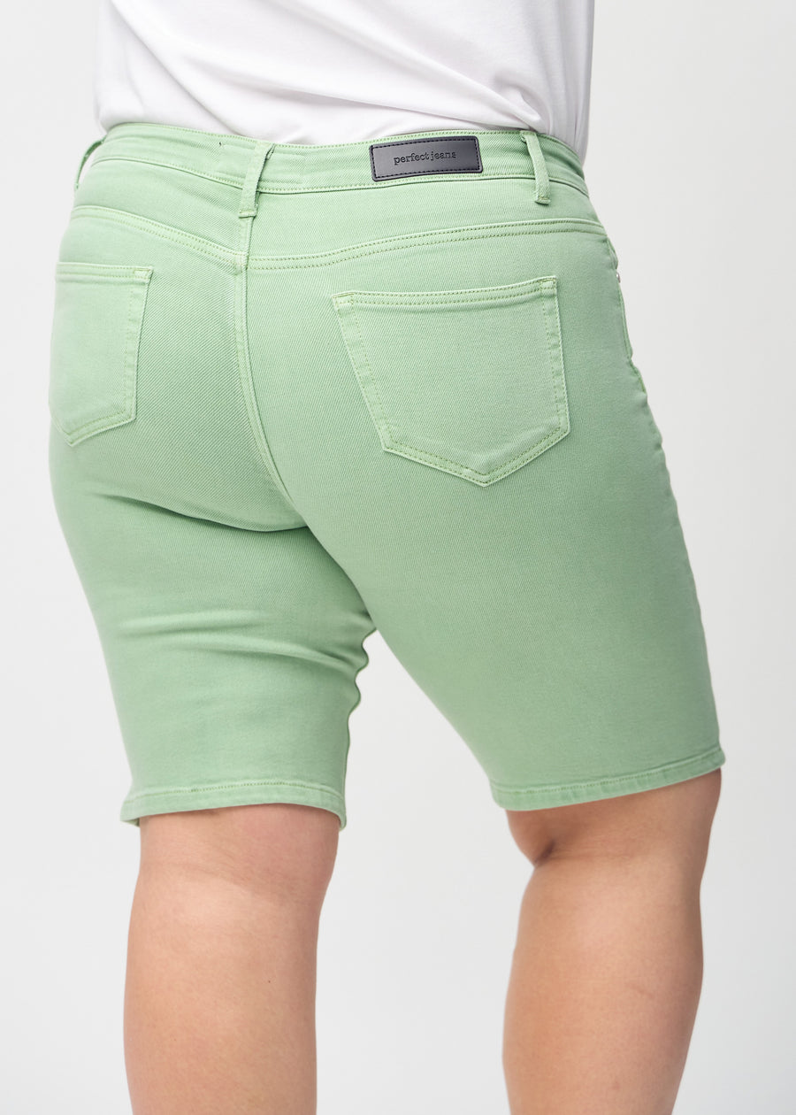 Hellgrüne skinny middle shorts von hinten in Nahaufnahme an einem Plus-Size-Model, um Details zu zeigen.