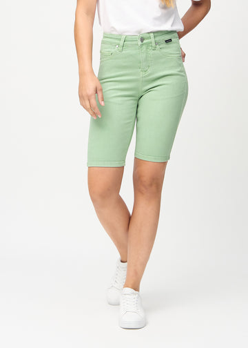 Hellgrüne skinny middle shorts, Modellname Mints, die eng am Oberschenkel anliegen und knapp über dem Knie enden, von vorne gesehen.