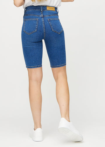 Dunkle Denim-skinny middle shorts von hinten gesehen, sodass man das gesamte Produkt sehen kann.