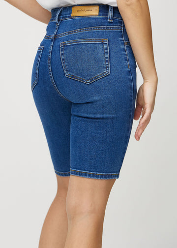 Dunkle Denim-skinny middle shorts von hinten in Nahaufnahme, um Details zu zeigen.