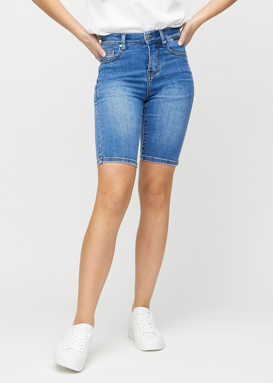 Denim skinny middle shorts, Modellname Rivers, die eng am Oberschenkel anliegen und direkt über dem Knie enden, von vorne gesehen.