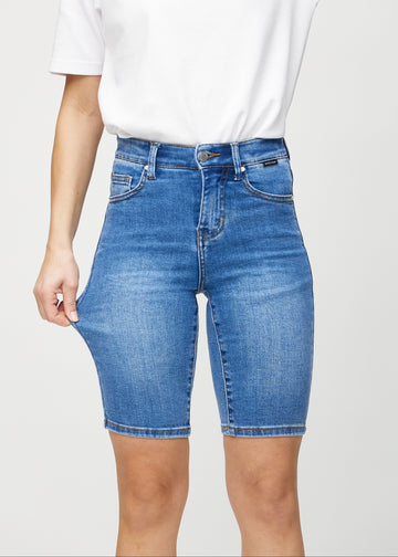 Das Model zieht die Shorts am Oberschenkel auseinander, um den Stretch zu zeigen.
