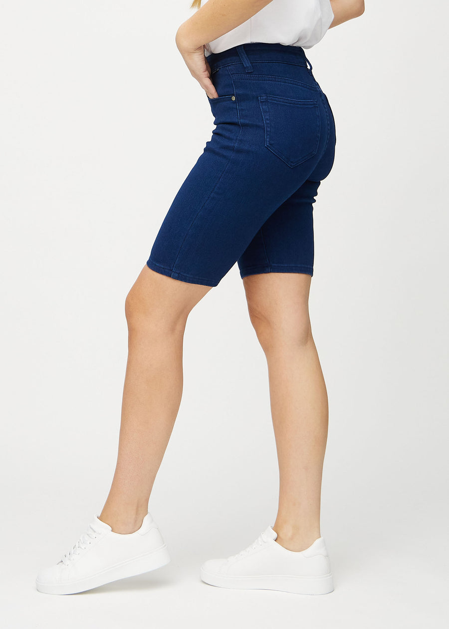 Dunkelblaue skinny middle shorts seitlich am Model gesehen.