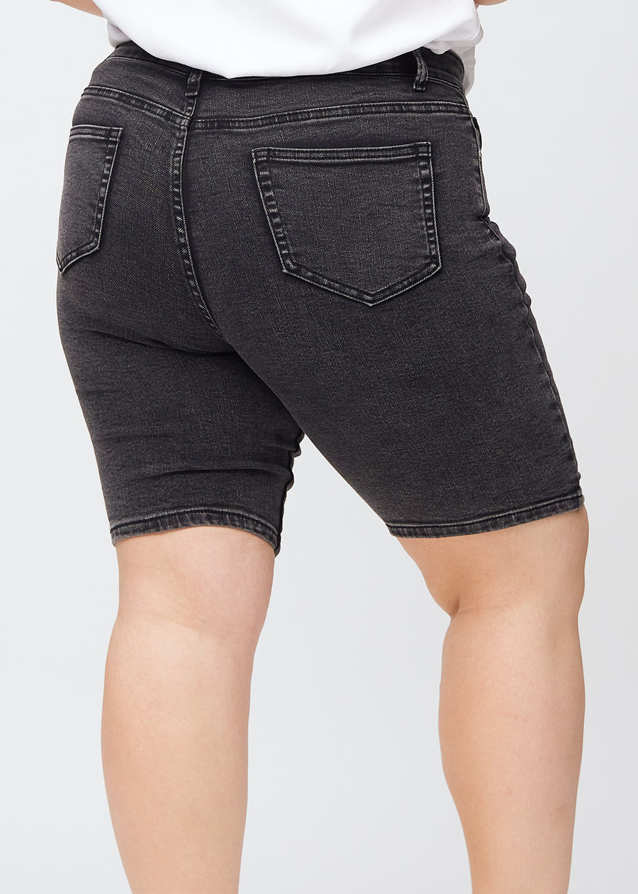 Dunkelgraue Denim-skinny-Middle-Shorts von hinten in Nahaufnahme an einem Plus-Size-Model, um Details zu zeigen.