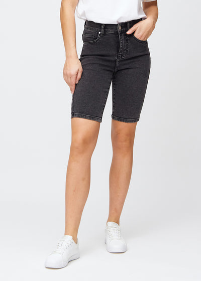 Dunkelgraue Denim-skinny-Middle-Shorts, Modellname Shadows, die eng am Oberschenkel anliegen und knapp über dem Knie enden, von vorn gesehen.