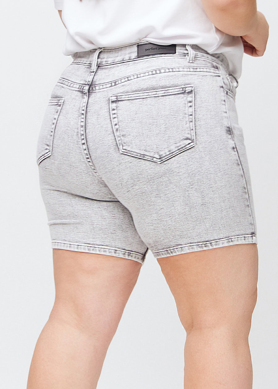 Nahaufnahme von hinten: hellgraue kurze Skinny-Shorts in der Farbe Ashes mit Fokus auf Gesäßtaschen und Nähte.