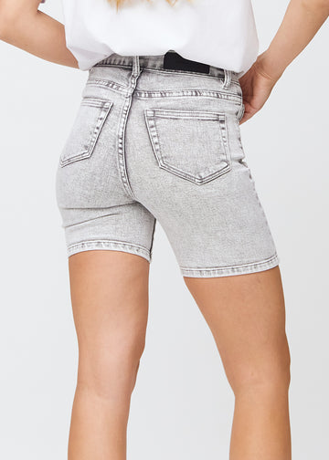 Hellgraue Denim-skinny-Short Shorts nah von hinten gesehen, um Details zu zeigen.