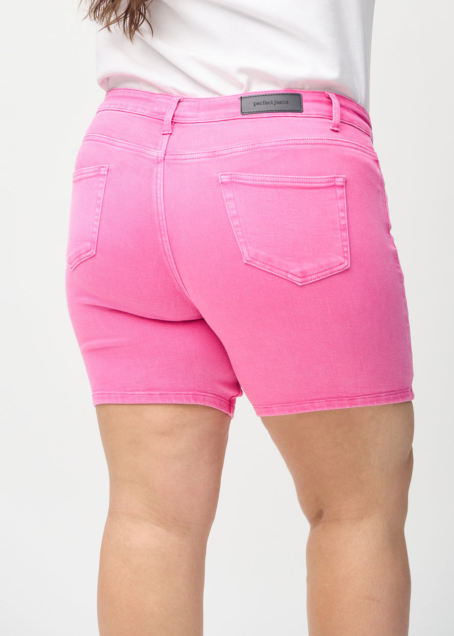 Hellrosa skinny Short Shorts von hinten aus der Nähe an einem Plus-Size-Model gesehen, um Details zu zeigen.