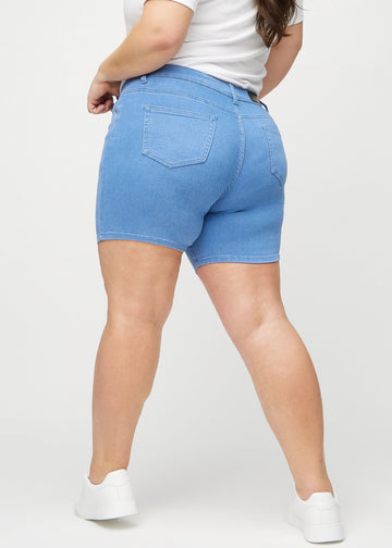 Blaue skinny Short Shorts von hinten an einem Plus-Size-Model gesehen, sodass man das gesamte Produkt sehen kann.