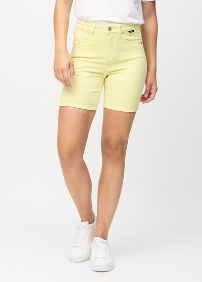 Hellgelbe skinny Short Shorts, Modellname Lemonades, die eng anliegen und bis zur Mitte des Oberschenkels reichen, von vorne gesehen.