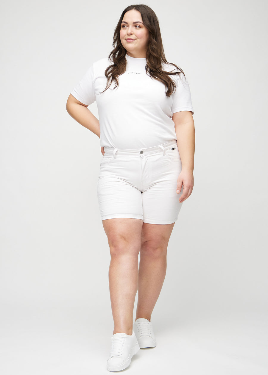Ganzkörperbild eines Plus-Size-Models in weißen skinny Short Shorts.