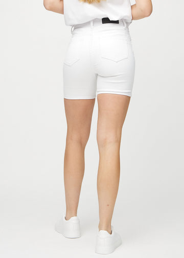 Weiße skinny Short Shorts von hinten gesehen, sodass man das gesamte Produkt sehen kann.