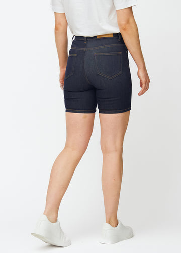Tief dunkelblaue Denim-Shorts für Damen in der Farbe Midnights von hinten gesehen, sodass die eng anliegende Passform und die Länge bis zur Mitte des Oberschenkels sichtbar sind.