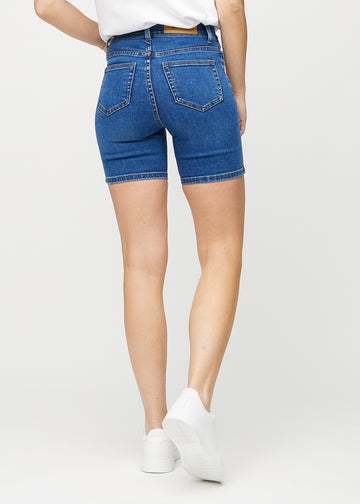 Dunkle Denim-skinny Short Shorts von hinten gesehen, sodass das gesamte Produkt sichtbar ist.