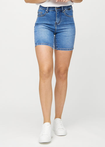 Denim skinny Short Shorts, Modellname Rivers, die eng anliegen und bis zur Mitte des Oberschenkels reichen, von vorn gesehen.