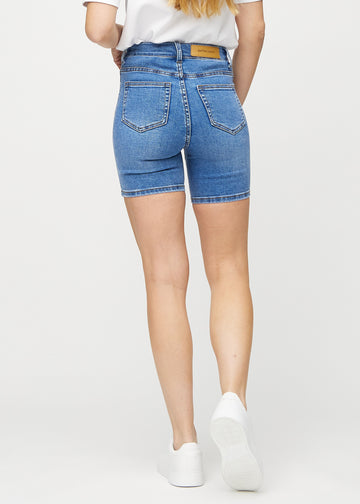 Denim skinny Short Shorts von hinten gesehen, sodass man das gesamte Produkt sehen kann.