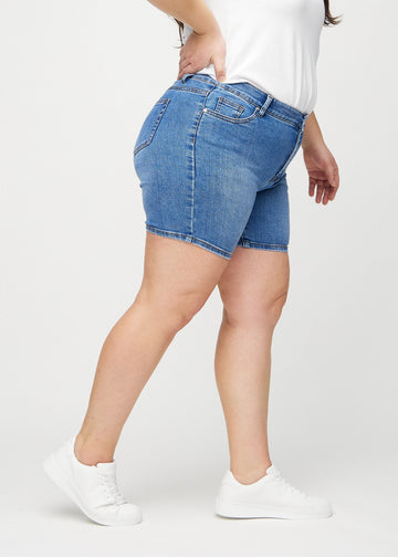 Denim skinny Short Shorts seitlich an einem Plus-Size-Model gesehen.