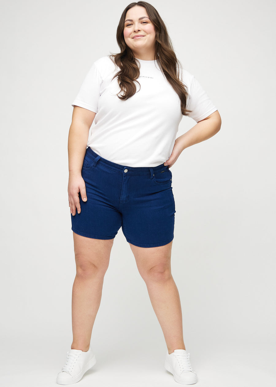 Ganzkörperbild eines Plus-Size-Models in dunkelblauen skinny Short Shorts.