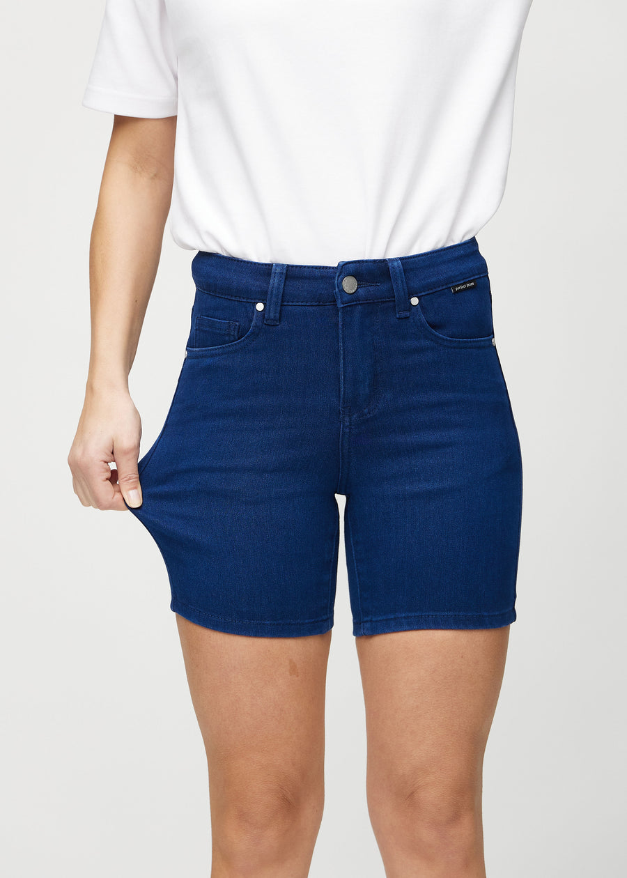 Das Model dehnt die Shorts am Oberschenkel, um den Stretch zu zeigen.