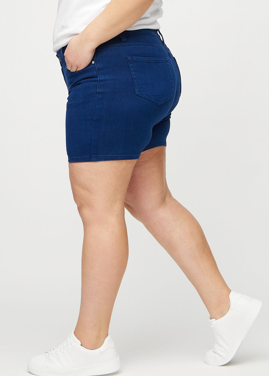 Dunkelblaue skinny Short Shorts seitlich an einem Plus-Size-Model gesehen.