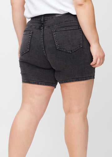 Dunkelgraue Denim-skinny-Short Shorts nah von hinten an einem Plus-Size-Model gesehen, um Details zu zeigen.