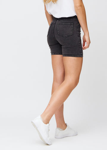 Dunkelgraue Denim-skinny-Short Shorts von hinten gesehen, sodass man das gesamte Produkt sehen kann.