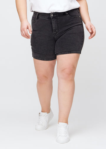 Dunkelgraue Denim-skinny-Short Shorts, Modellname Shadows, die eng anliegen und bei einem Plus-Size-Model bis zur Mitte des Oberschenkels reichen, von vorne gesehen.
