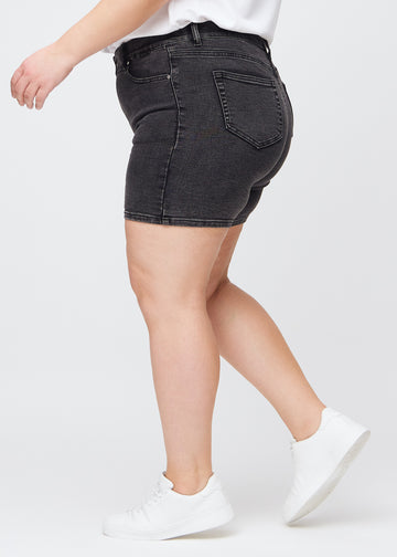 Dunkelgraue Denim-skinny-Short Shorts von der Seite an einem Plus-Size-Model gesehen.