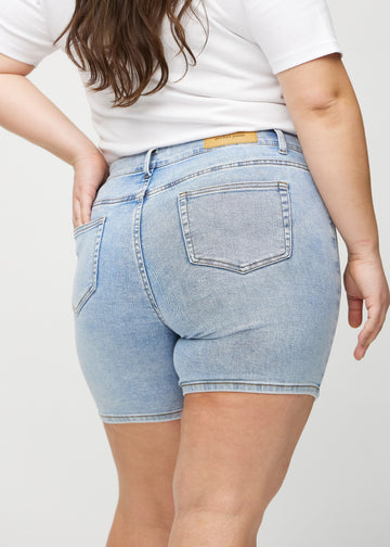 Hellblaue Denim-skinny Short Shorts aus der Nähe von hinten an einem Plus-Size-Model gesehen, um Details zu zeigen.