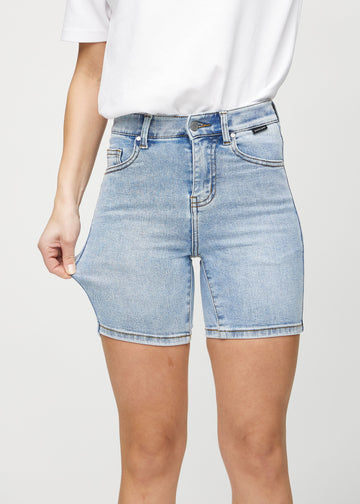 Das Model zieht die Shorts am Oberschenkel, um den Stretch zu zeigen.