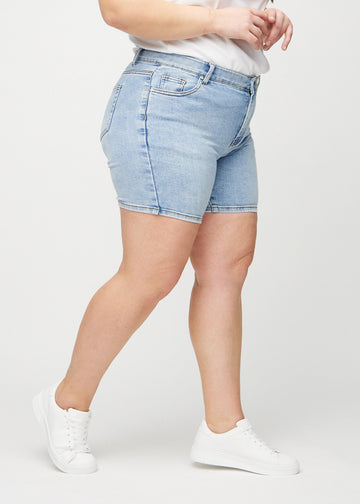 Hellblaue Denim-skinny Short Shorts seitlich an einem Plus-Size-Model gesehen.