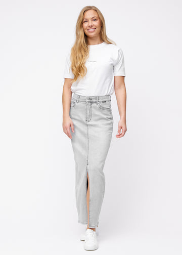 Langer hellgrauer Denimrock für Damen in der Farbe Ashes. Ganzkörperansicht eines Models in dem Rock mit Schlitz vorne.