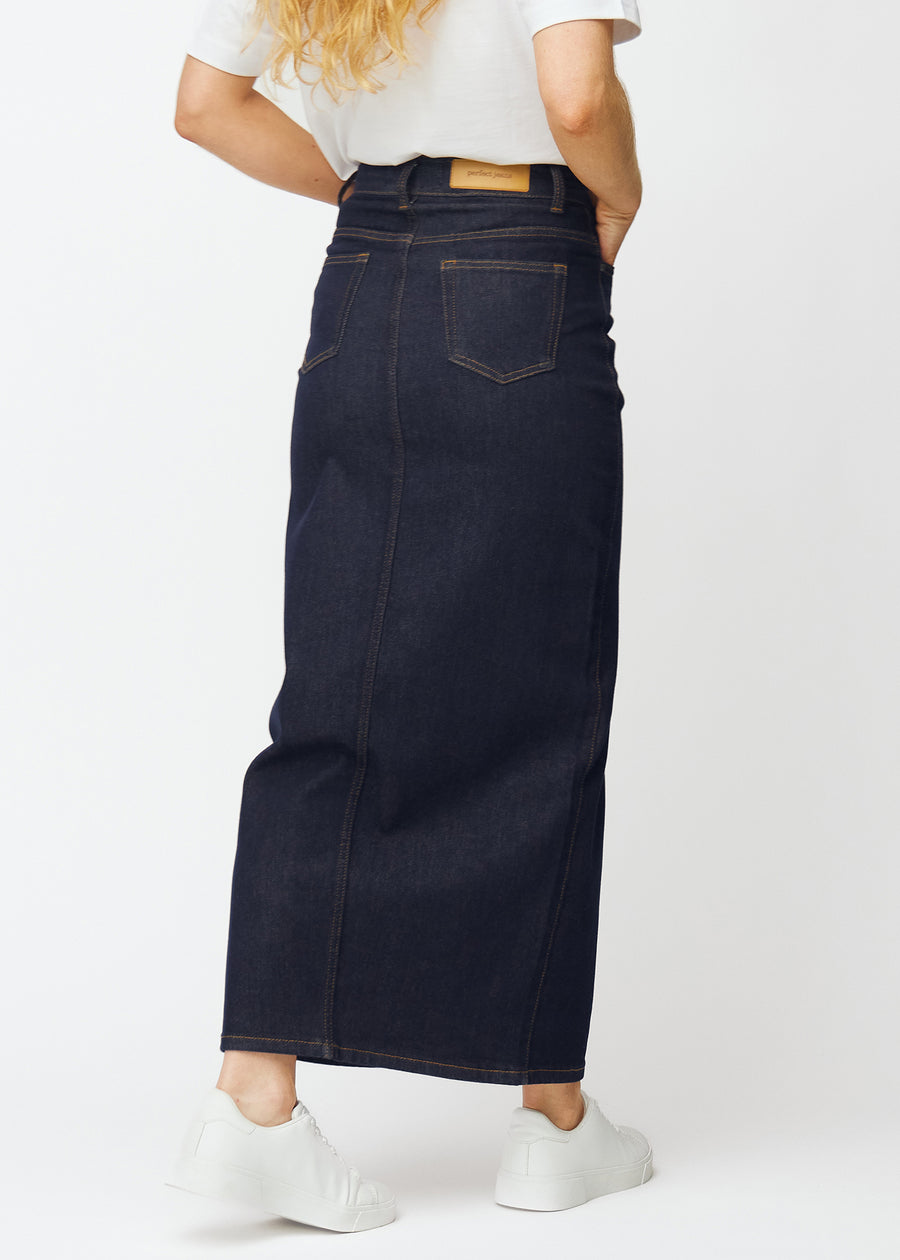 Langer tief dunkelblauer Denim-Rock für Damen in der Farbe Midnights von hinten gesehen, sodass die gesamte Länge sichtbar ist.