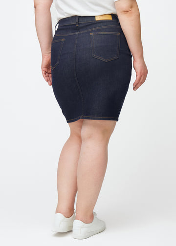 Tief dunkelblaue Denim-Rock für Damen in der Farbe Midnights von hinten auf einem Plus-Size-Model gesehen.