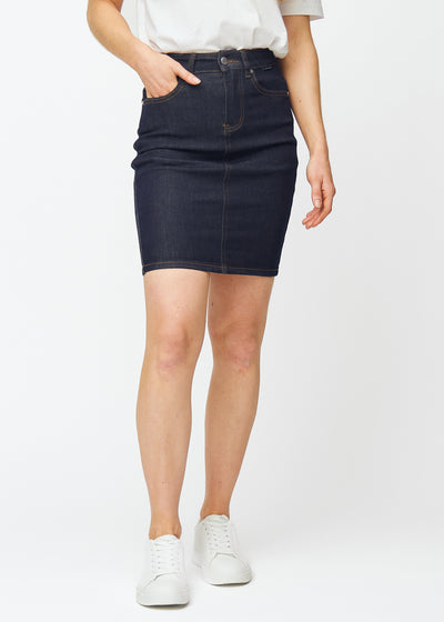Tief dunkelblaue Denim-Rock für Damen in der Farbe Midnights mit enger Passform und Länge bis knapp über das Knie, von vorne gesehen.