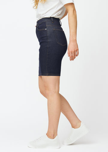 Tief dunkelblaue Denim-Rock für Damen in der Farbe Midnights, von der Seite am Model gesehen.