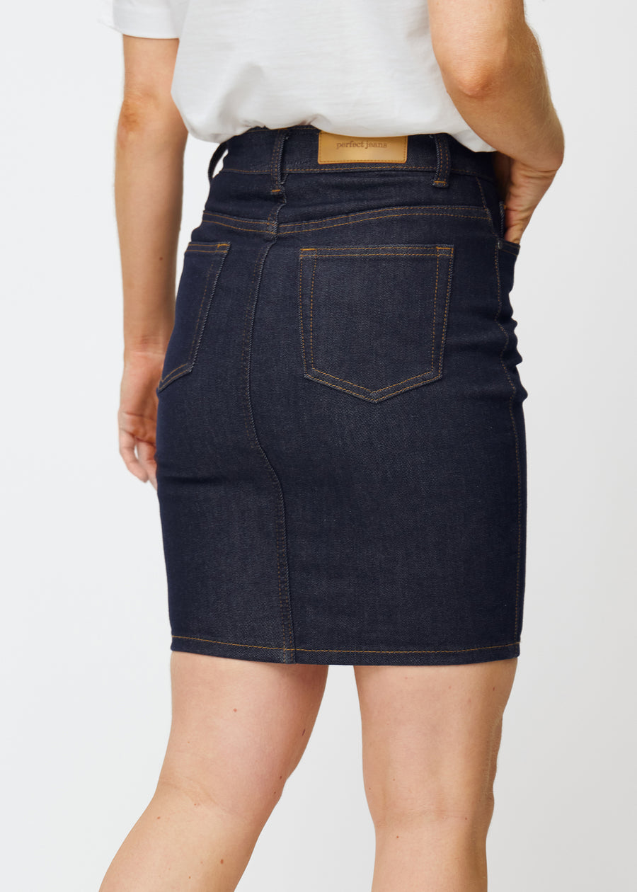 Tief dunkelblaue Denim-Rock für Damen in der Farbe Midnights von hinten nah aufgenommen, um Passform und Details zu zeigen.