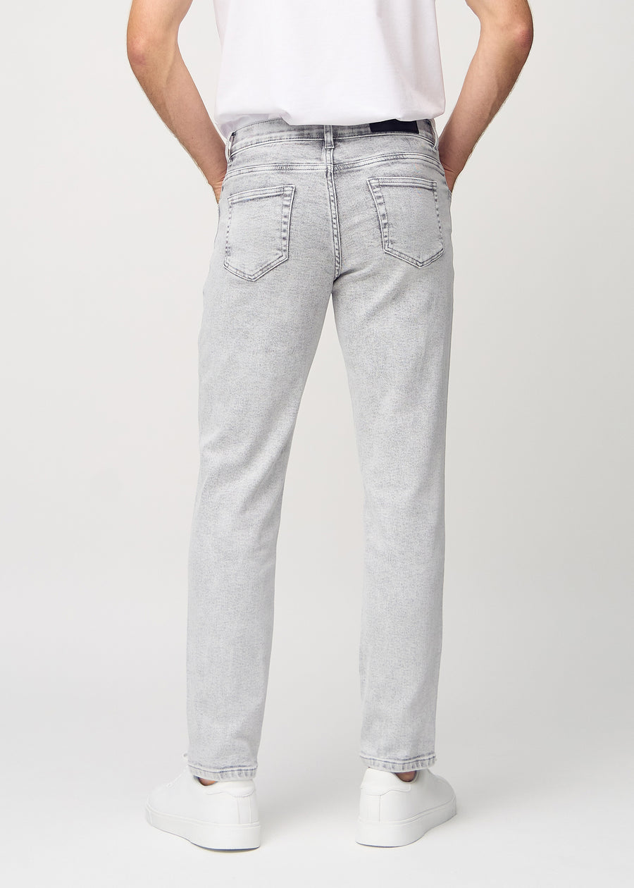 Hellgrauer Denim regular jeans von hinten gesehen, sodass man das gesamte Produkt sehen kann.