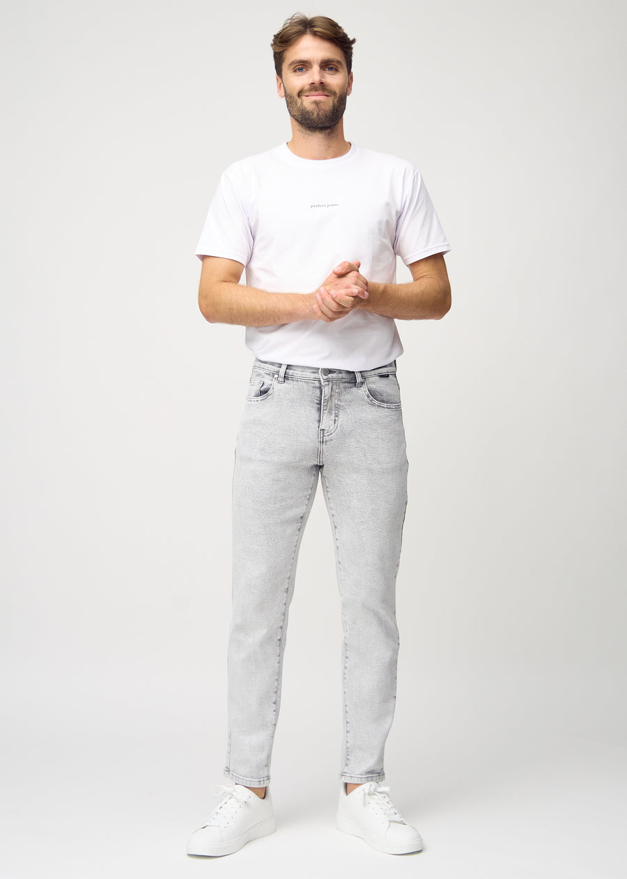 Ganzkörperbild eines Models in hellgrauem Denim regular jeans.