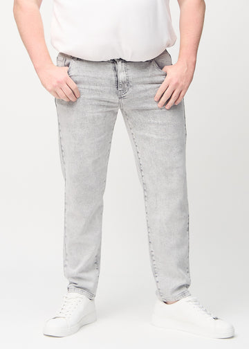 Hellgrauer Denim regular jeans, Modellname Ashes, der an einem Plus-Size-Model gerade am Bein herunterfällt, von vorne gesehen.