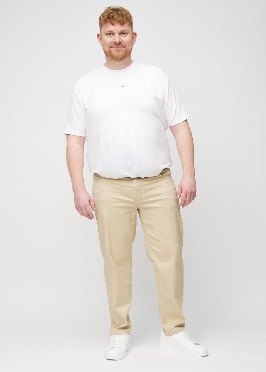 Ganzkörperbild eines Plus-Size-Models in beige regular jeans.