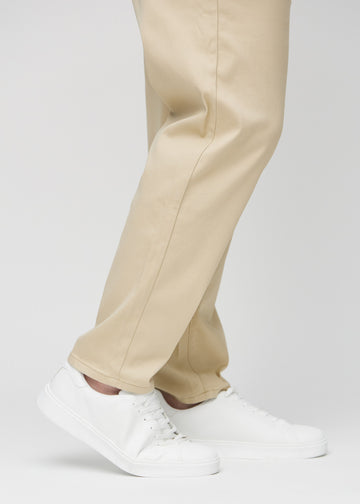 Die Knöchel eines Plus-Size-Models, damit man sehen kann, wie locker die Jeans sitzt.